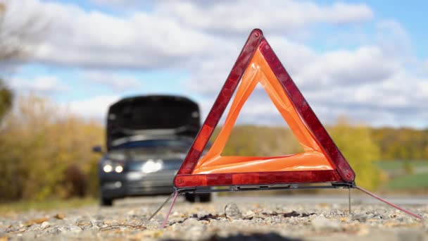 Автомобіль Проблемами Червоний Трикутник Щоб Попередити Інших Користувачів Доріг — стокове відео