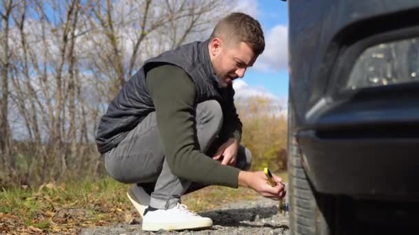 男は車の故障後にホイールを変更します 旅行の概念 — ストック動画
