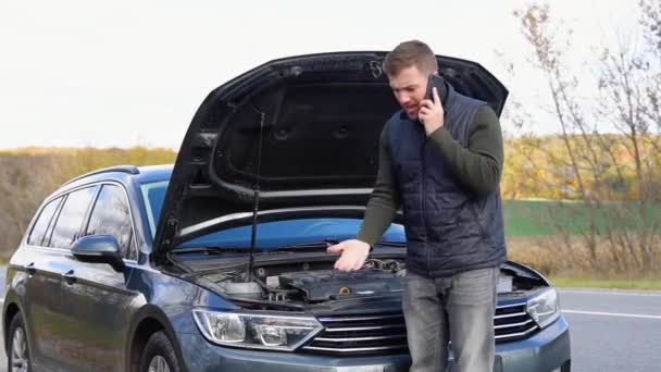 Trist Mand Stående Tale Telefonen Nærheden Den Ødelagte Bil Åbnede – Stock-video