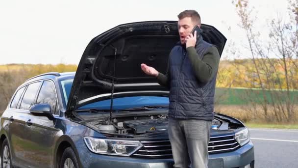 Sorglig Man Stående Tala Telefon Nära Den Trasiga Bilen Öppnade — Stockvideo