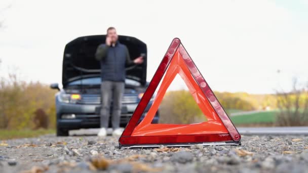 Дорожній Трикутник Попередження Попередження Про Майбутній Трафік Зламаного Автомобіля Людиною — стокове відео