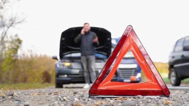 Road Side Warning Triangle Warning Oncoming Traffic Broken Car Man — Stock Video
