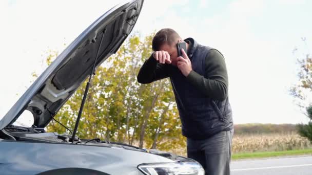 Droevige Man Staande Spreken Telefoon Buurt Van Kapotte Auto Opende — Stockvideo