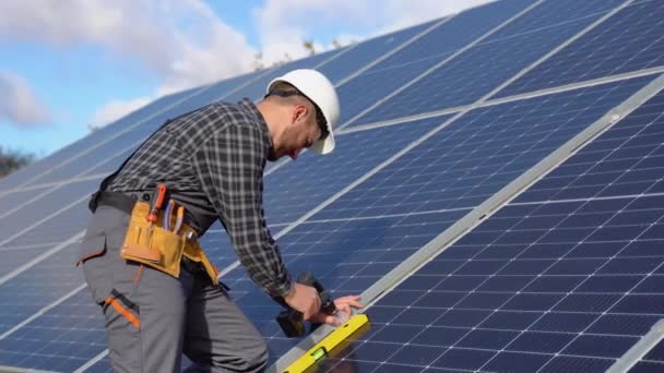 Male Engineer Protective Helmet Installing Solar Photovoltaic Panel System Using — 图库视频影像