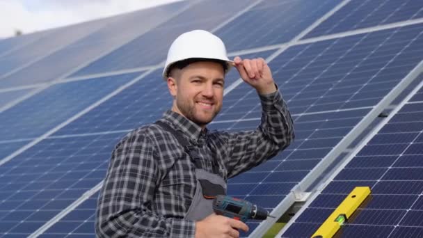 一位自豪的年轻工程师的画像微笑着 对他的成功工作感到满意 他的双臂交叉着 可再生能源 绿色能源 — 图库视频影像