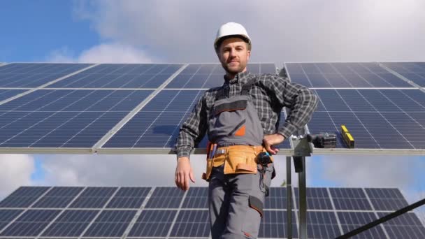Retrato Técnico Experto Paneles Fotovoltaicos Solares Control Remoto Realiza Acciones — Vídeos de Stock