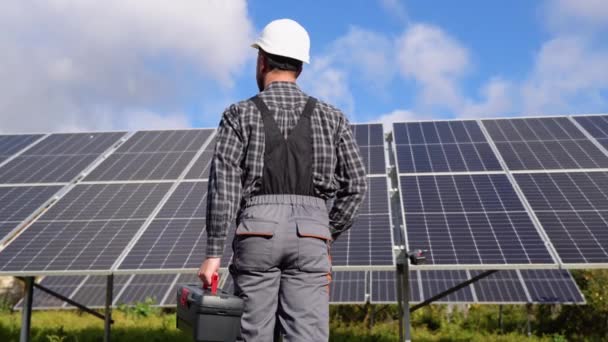 Mann Steht Neben Sonnenkollektoren Rückansicht Solarkraftwerk Erneuerbare Energien — Stockvideo