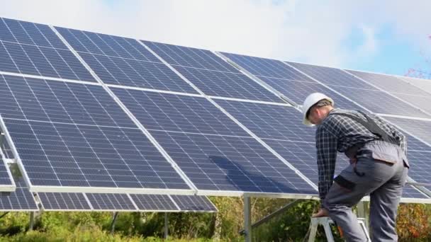 Ingeniero Masculino Limpiando Paneles Solares Con Pincel Agua — Vídeos de Stock