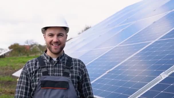 身穿制服的男性工程师在太阳能电池板场进行测试 生态建设 太阳能发电厂 绿色能源概念 — 图库视频影像