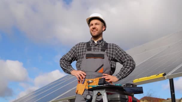 Portretul Inginerului Încrezător Industriei Fermelor Celule Solare Portret Aproape Lucrător — Videoclip de stoc