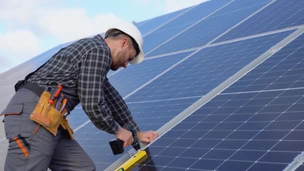 Male Engineer Protective Helmet Installing Solar Photovoltaic Panel System Using — Vídeo de Stock