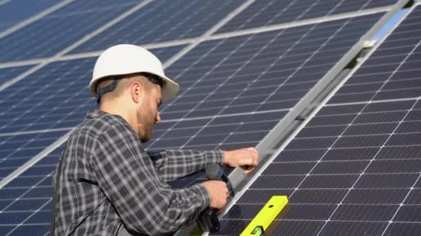 Male Engineer Protective Helmet Installing Solar Photovoltaic Panel System Using — Stockvideo
