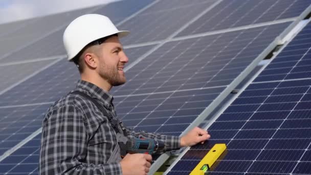 Чоловік Інженер Захисному Шоломі Встановлює Сонячну Фотоелектричну Панельну Систему Використанням — стокове відео