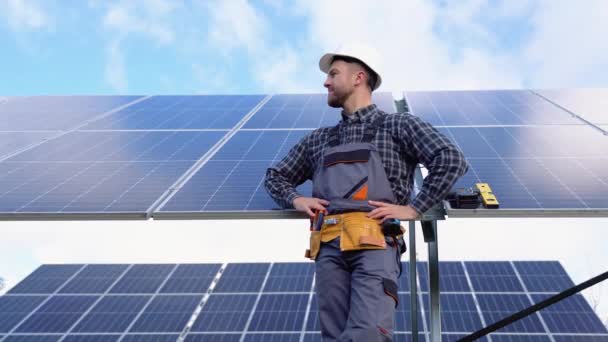 一个自豪的年轻工程师的画像微笑着 他对自己的成功工作感到满意 双手交叉 可再生能源 绿色能源 — 图库视频影像