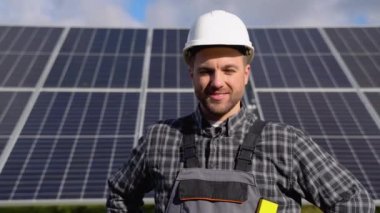 Solar fotovoltaik paneller konusunda bir teknik uzmanın portresi olan uzaktan kumanda, saf yenilenebilir enerji kullanarak sistem izleme için rutin eylemler gerçekleştirir. Uzaktan destek teknolojisi kavramı