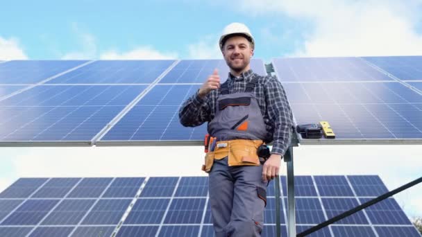 Retrato Especialista Técnico Painéis Solares Fotovoltaicos Controle Remoto Realiza Ações — Vídeo de Stock