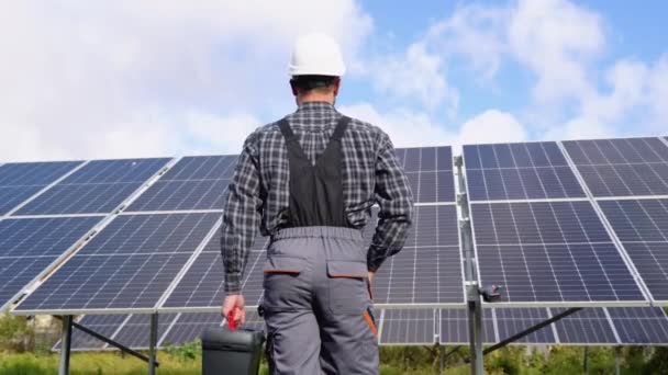 站在太阳能电池板旁边的人 后视镜太阳能发电厂 可再生能源 — 图库视频影像