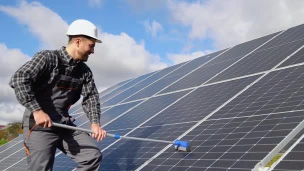 Solarzellen Mit Pinsel Und Wasser Reinigen — Stockvideo