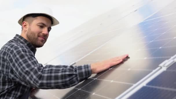 若い技術者の手を閉じると 日没時に太陽光発電パネルの操作と清浄度をチェックしています 再生可能エネルギー サービス — ストック動画