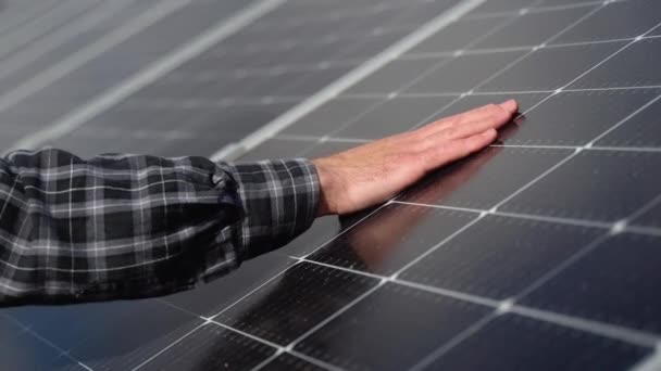 Jonge Ingenieur Controleert Werking Van Zon Netheid Van Fotovoltaïsche Zonnepanelen — Stockvideo