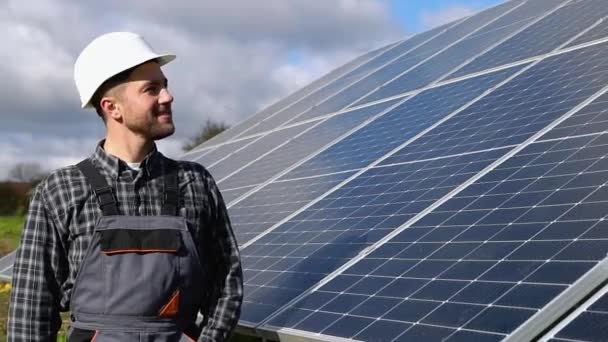 身穿制服的工业黑人工程师穿过太阳能电池板场进行检查 生态建设 太阳能发电厂 绿色能源概念 — 图库视频影像