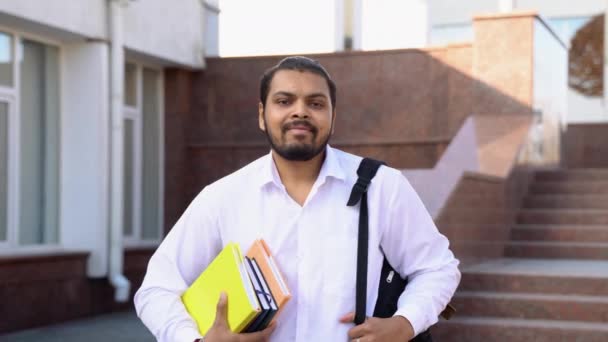 Glad Indian Manlig Student Vid Universitetet — Stockvideo