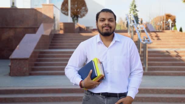 Leende Indisk Manlig Student Med Böcker Nära College — Stockvideo