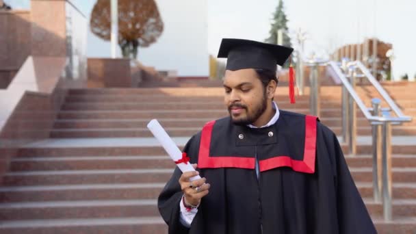 Una Joven Graduada Contexto Los Graduados Universitarios — Vídeo de stock