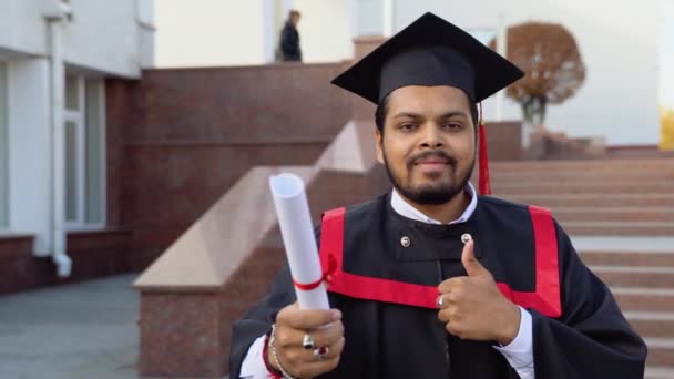 Счастливый Индийский Выпускник Стоит Лестнице Показывая Большой Палец Вверх Университетском — стоковое видео