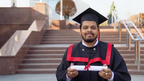 Ευτυχισμένος Απόφοιτος Ευτυχισμένος Άνθρωπος Αφρικής Στην Αποφοίτηση Φορέματα Holdin — Αρχείο Βίντεο