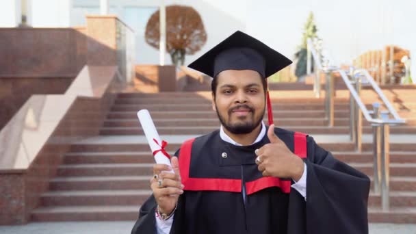 Feliz Estudiante Indio Graduado Para Las Escaleras Con Diploma Mostrando — Vídeo de stock