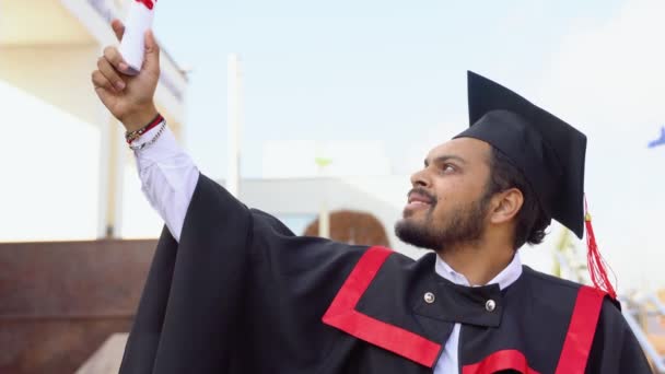 Feliz Graduado Hombre Indio Feliz Vestidos Graduación Tiene Diploma — Vídeos de Stock