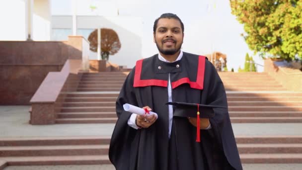 Šťastný Indický Student Stojí Schodech Diplomem Kloboukem Univerzitním Kampusu — Stock video