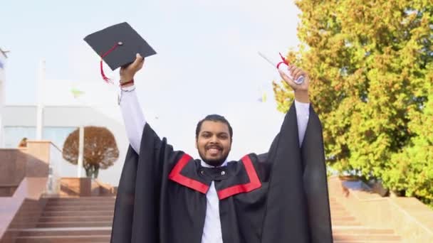 Estudiante Indio Graduándose Escuela Secundaria Celebrando Logro Académico — Vídeos de Stock