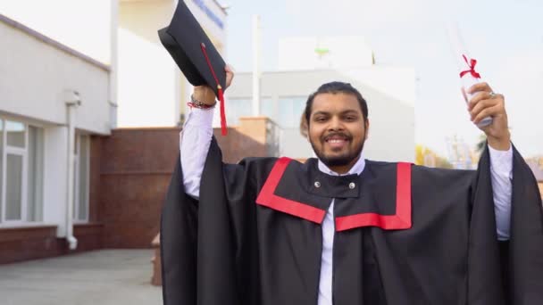 Indyjski Student Kończący Liceum Świętujący Osiągnięcia Akademickie — Wideo stockowe