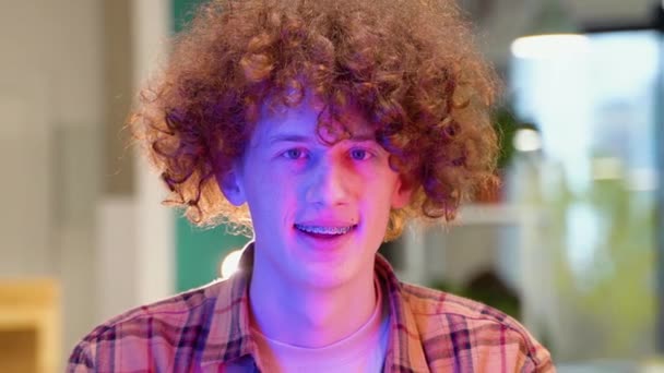 Jeune Homme Bouclé Aux Cheveux Roux Avec Des Bretelles Assoit — Video