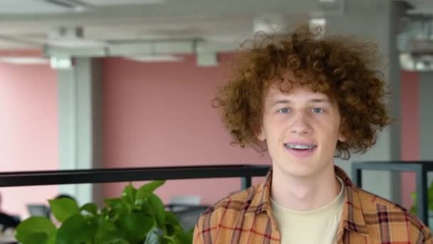 Happy Redhead Pekerja Lepas Pria Dengan Kawat Gigi Tersenyum Kamera — Stok Video