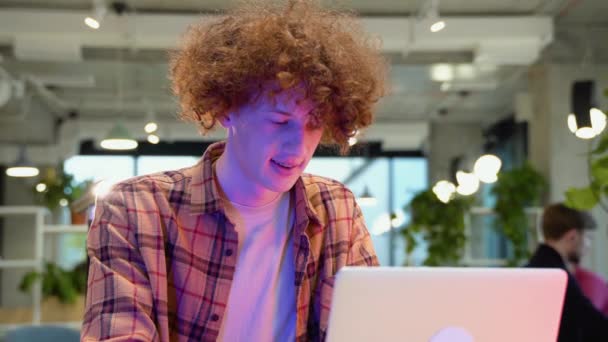 Kafede Bir Masada Oturmuş Dizüstü Bilgisayarla Çalışan Genç Bir Programcı — Stok video