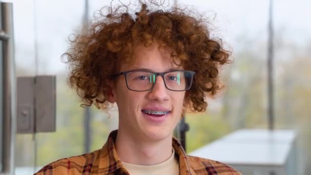 Retrato Hombre Feliz Freelancer Gafas Ópticas Para Corrección Visión Sonriendo — Vídeos de Stock