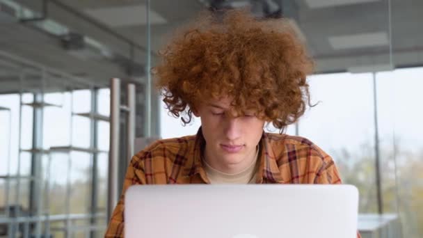 Zaostřený Zrzka Muž Pomocí Notebooku Sedí Kanceláři Vážné Teenager Freelancer — Stock video