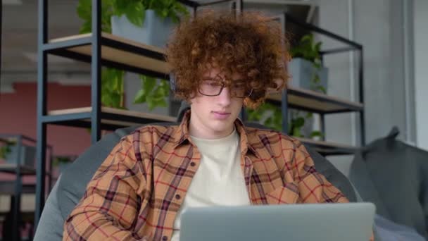 Молодой Человек Держит Ноутбук Просматривает Чаты Время Сидения Удобное Мягкое — стоковое видео