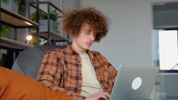 Młody Rudowłosy Człowiek Pomocą Laptopa Pracy Rozmowy Wideo Konferencja Klientem — Wideo stockowe