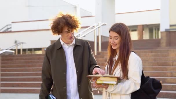 Två Studenter Diskuterar Nära Universitetet Unga Par Man Och Kvinna — Stockvideo