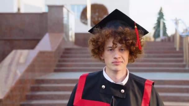 Egy Fiatal Buta Diplomás Mester Köpenyben — Stock videók