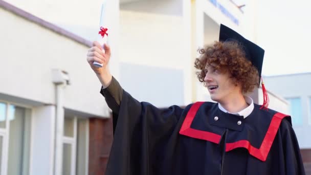 Retrato Bajo Ángulo Feliz Graduado Masculino Triunfante Pie Cerca Universidad — Vídeo de stock