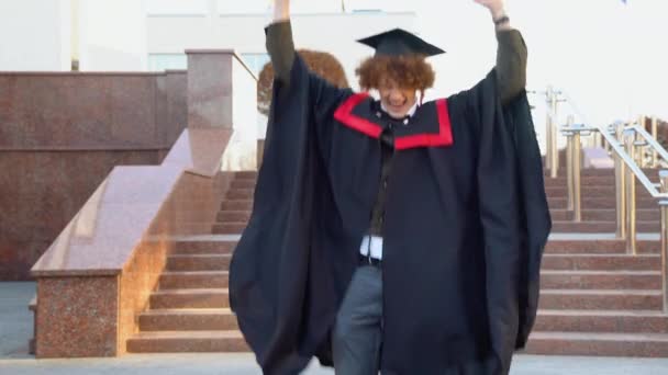 Jovem Curly Engraçado Graduado Manto Mestres Alegra Completar Seus Estudos — Vídeo de Stock