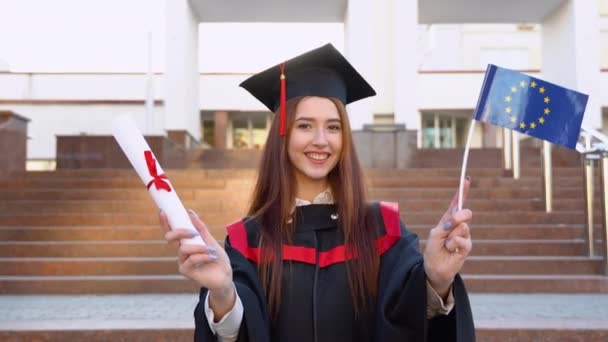 Yüksek Öğrenim Diploması Bayrağı Sahibi Yüksek Lisans Mezunu — Stok video