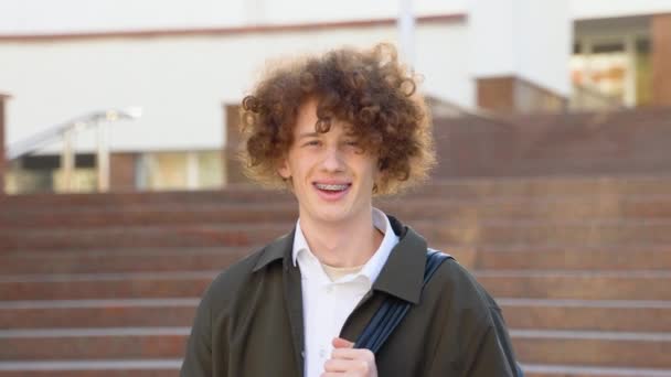 Siyah Sırt Çantalı Mutlu Başarılı Öğrenci Merdivenlerde Duruyor Gülümsüyor Üniversitenin — Stok video