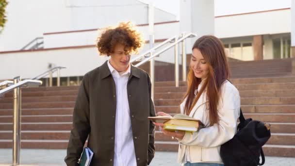 Pozytywne Nastoletni Przyjaciele Dyskutować Przeszłe Lekcje Ulicy Pobliżu Budynku College — Wideo stockowe