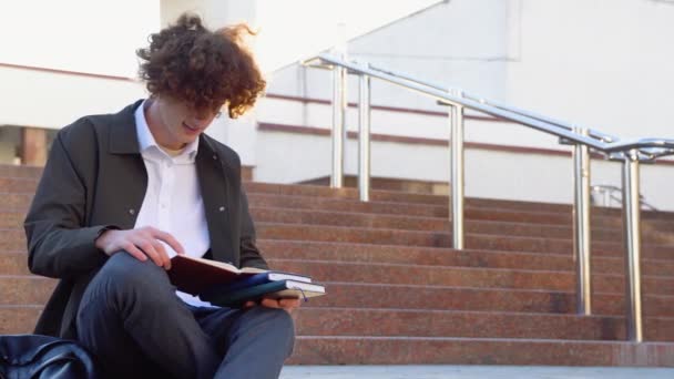 Murid Keriting Berambut Merah Muda Duduk Tangga Membaca Buku Sebuah — Stok Video